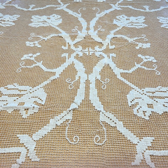 VTG Lace tablecloth. exquisite. Floral pattern. Cleaned. 84x64”. - Picture 3 of 7